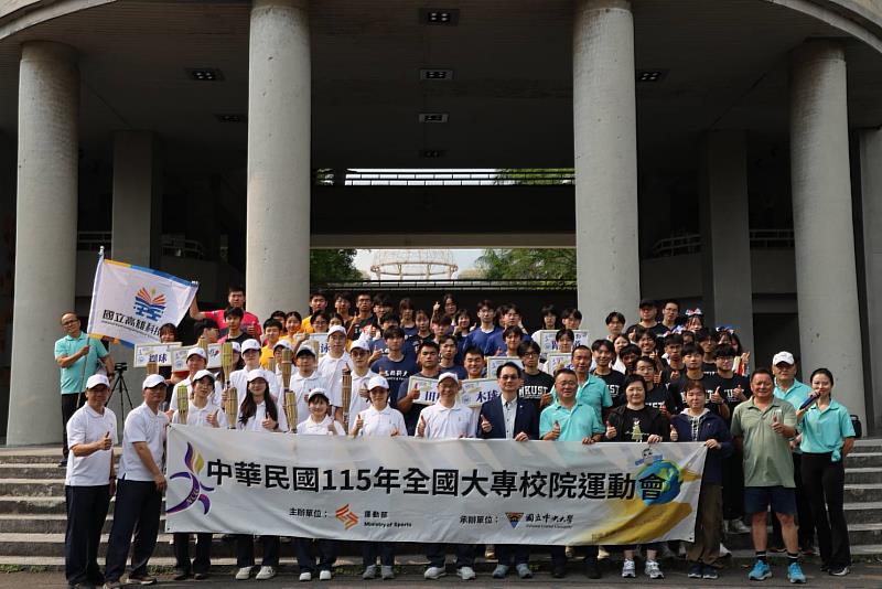 中央大學聖火隊與高科大師生及各代表隊合影留念，共同迎接全大運到來，展現團隊士氣。
