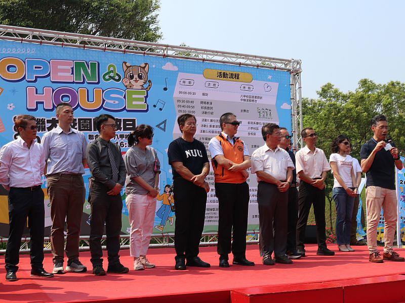 聯大一二級行政教學主管上台介紹單位服務內容，並熱情歡迎民眾的到來。