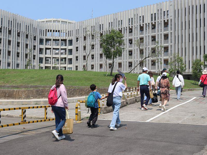 民眾前往擁有豪華山景與嶄新建築的學生宿舍參訪。