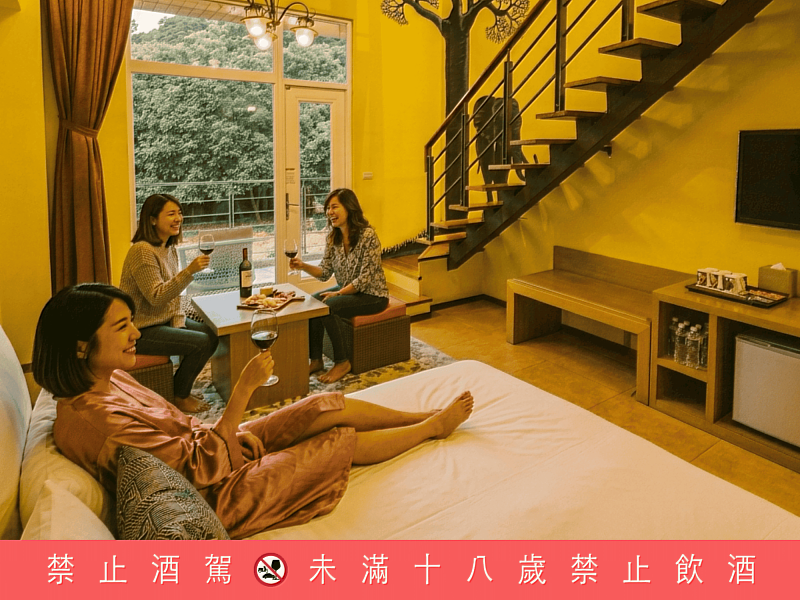 「媽Me Time」母親節住房專案提供最受歡迎的樓中樓房型－肯亞藍天客房，並提供「媽咪Juice」精選紅酒，讓好姊妹們在房客盡情歡飲暢談一整晚。圖/六福旅遊集團提供