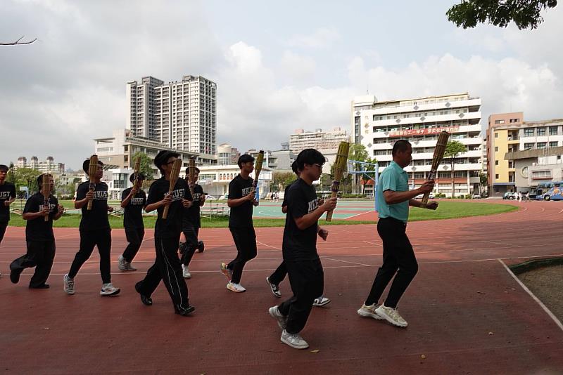高科大聖火代表在校內師生見證下,持聖火沿校園路線行進,完成環校一周。