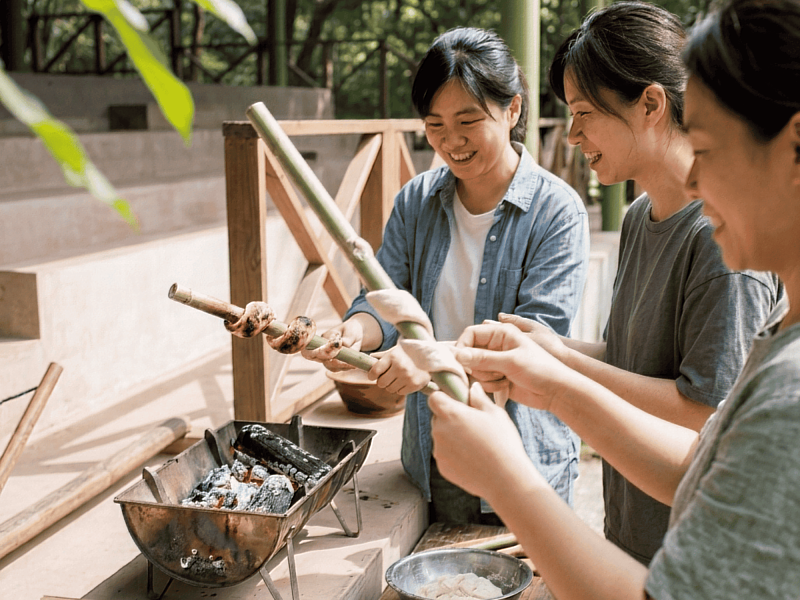 六福淺山農場最新推出的療癒香氣師活動,從採集香草、研磨到自製烤蛇麵活動,非常受歡迎。圖/六福旅遊集團提供