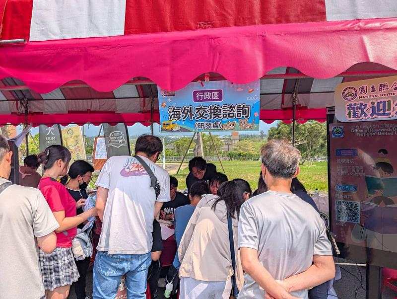 研發處國際組於院系博覽會設攤，海外交換項目諮詢熱絡。