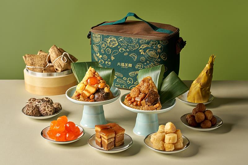 連年熱銷萬顆的經典「六福豐融粽禮」集結口碑熱銷之作「豐融家傳燒肉粽」與全新匠心之作「福至香筍香豚粽」，隨禮盒限量贈送質感永續保溫袋，每組定價1,680元。(圖/六福旅遊集團提供)
