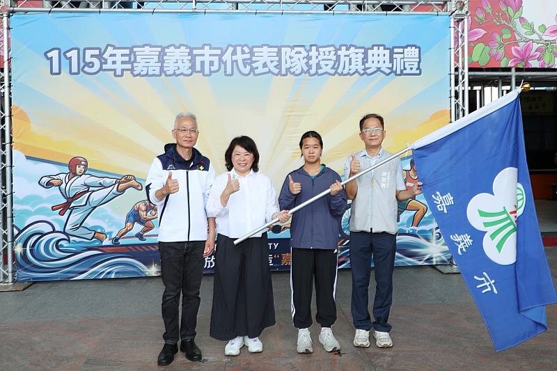 宣信國小林欣妤同學代表接受授旗。