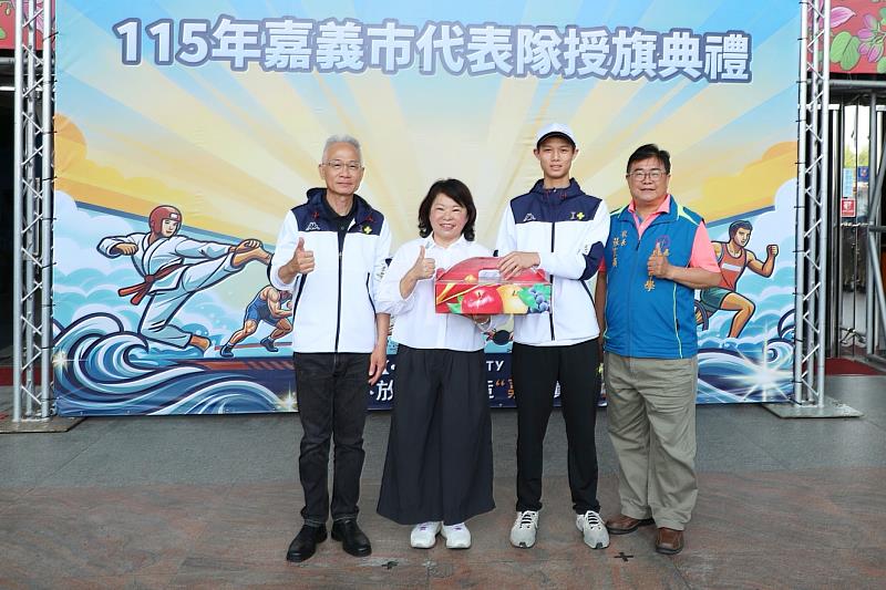 興華高中廖耿廷同學代表接受慰勞水果。