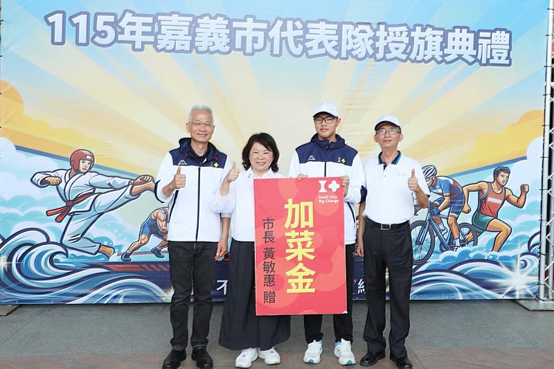 民生國中黃彥碩同學代表接受加菜金。