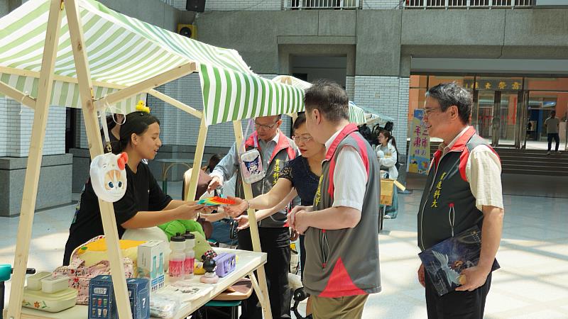 育達科技大學「二手義賣市集」活動。