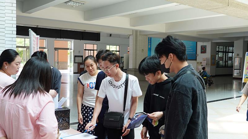 學務處「二手義賣市集」活動結合，讓性別平權理念融入校園日常。