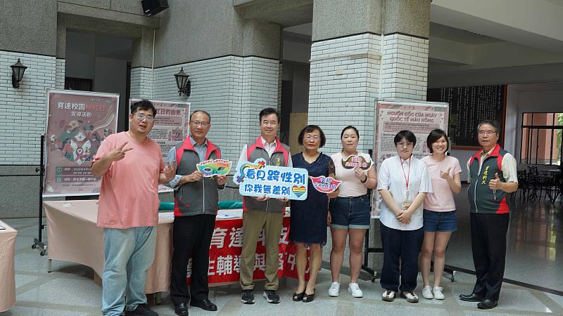 育達科技大學王育文董事長（左3）與吳菊校長（左4）及龍清勇副校長（左2）胡英麟主任秘書兼學務長（右1）及學輔中心同仁合影。