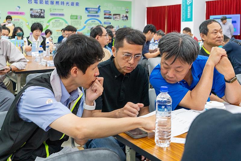 座談會提供「桌邊專員服務」,現場分析用戶用電情形,一對一提供客製化節電建議,減少用電支出並提升能源使用效率。