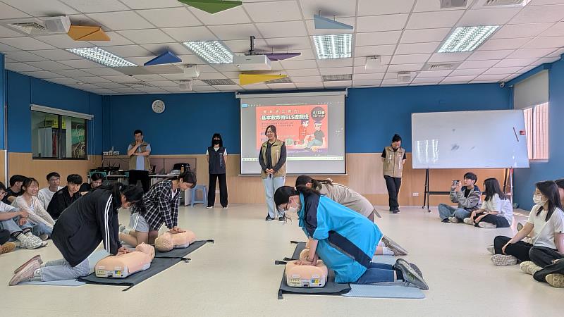 志工夥伴練習人工心肺復甦術（CPR）。