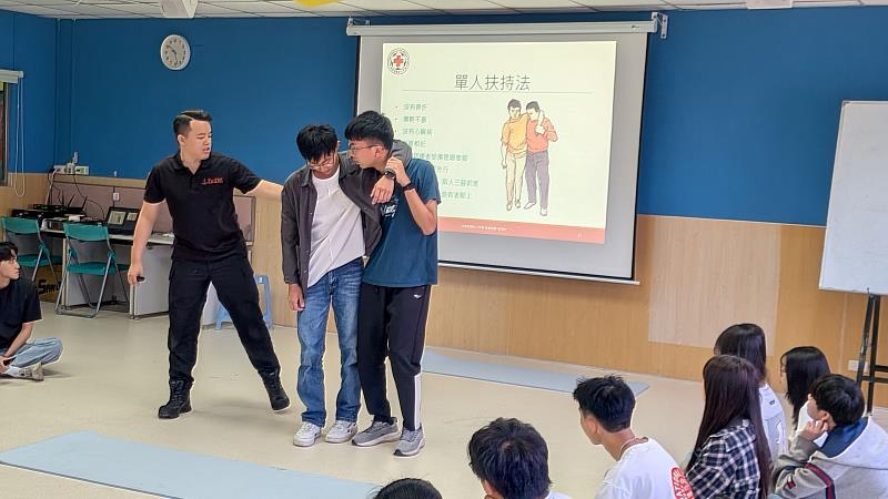 傷患搬運解說與示範。