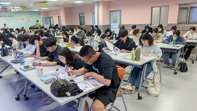 包紮方式說明與演練學員們全神貫注完成最後的學科測驗。