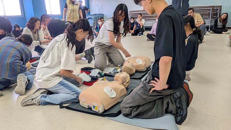 自動體外心臟電擊去顫器（AED）操作練習。