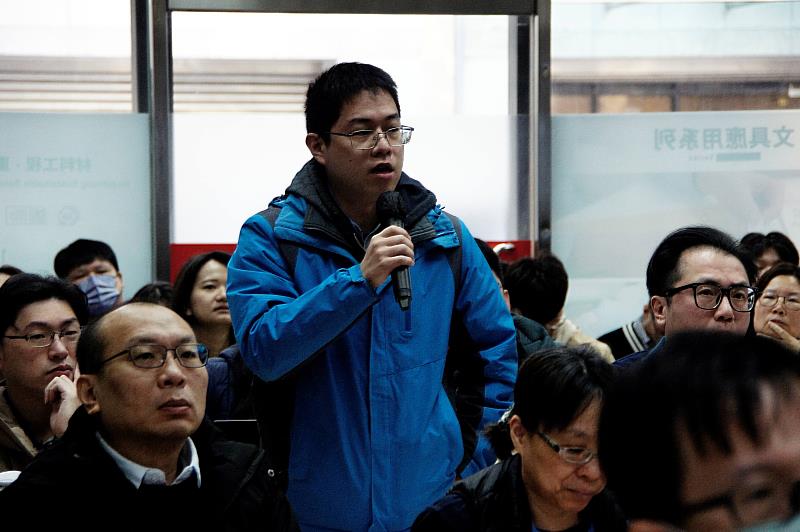 現場互動熱烈，聽眾抓緊機會向Dr. Warner提問。