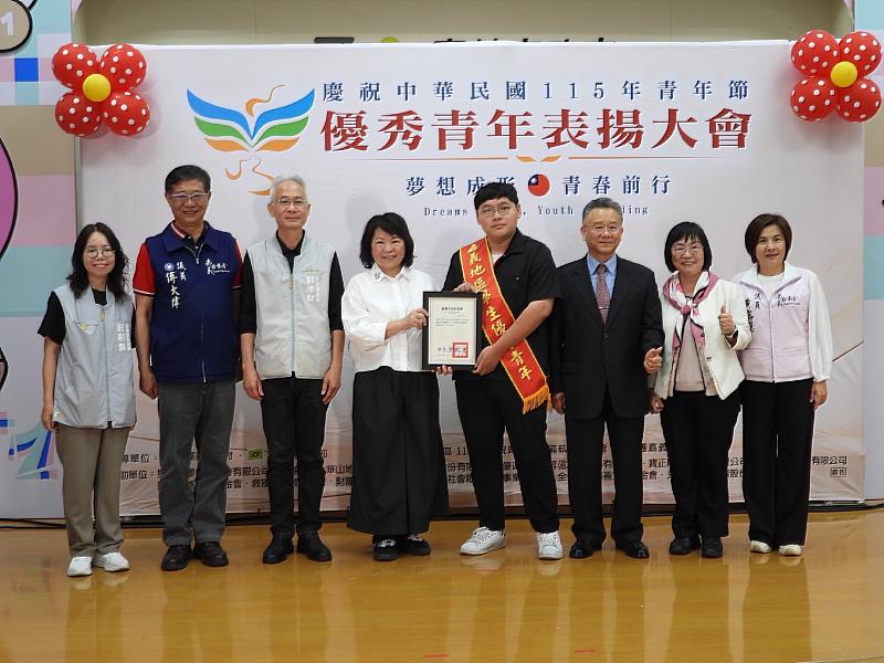 南華大學傳播學系四年級李明菖（右4）獲選「縣市優秀青年」。