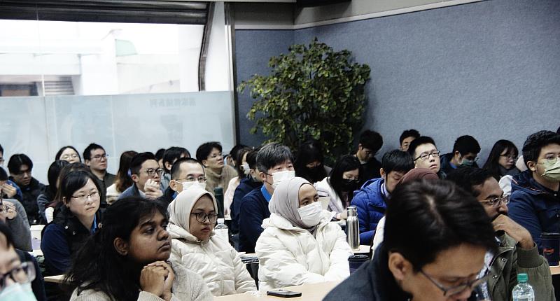 參與者來自國際產、學界，認真聆聽Dr. Warner演講。