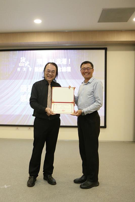政大EMBA校友會理事長許先越先生於活動中頒發感謝狀予簡立峰博士,感謝其分享AI最新趨勢、企業轉型方向及台灣產業新機會等重要觀點。
