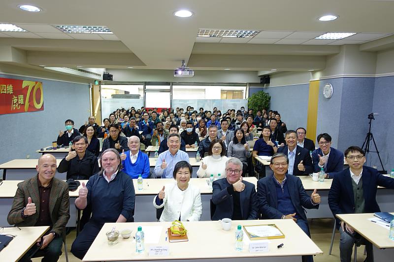 A group photo from the Green Chemistry Seminar.