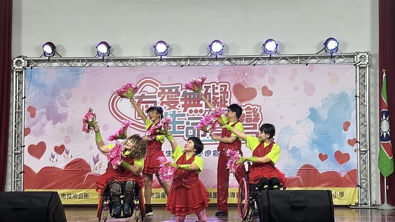 花舞表演。