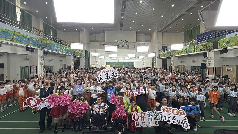 團員與學生、貴賓大合照。