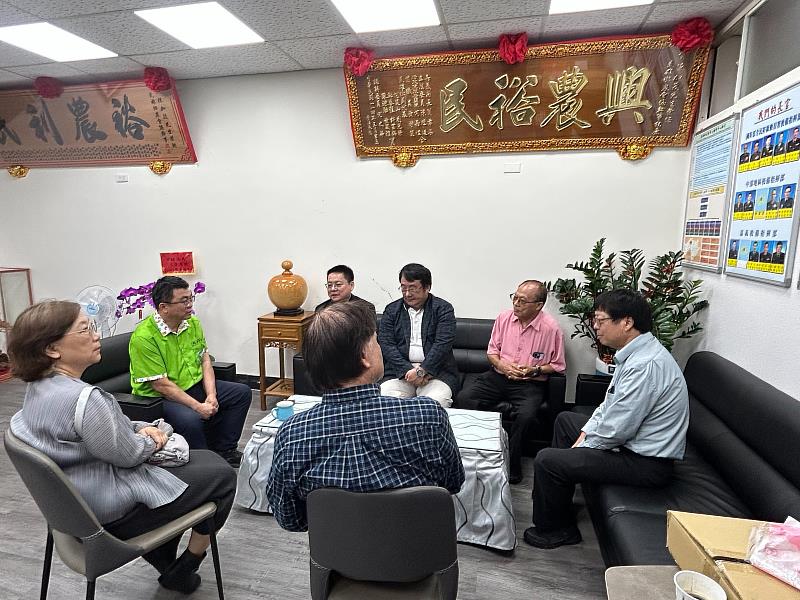 南華大學科技學院與民雄農會簽署MOU，民雄鄉農會總幹事陳加茂與南華大學教師們討論合作內容。