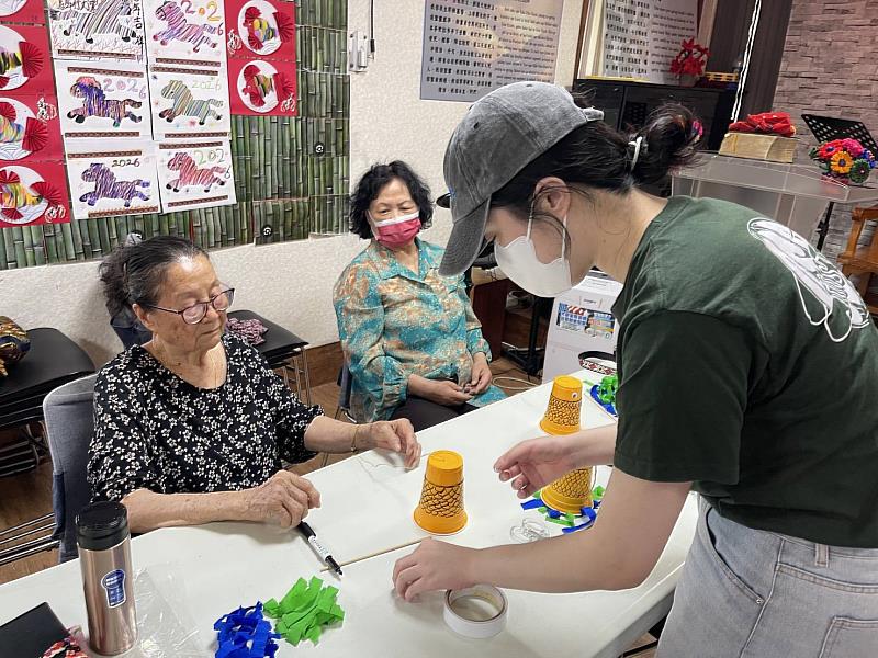 學生帶領長者進行「DIY彩虹錦鯉旗」製作。
