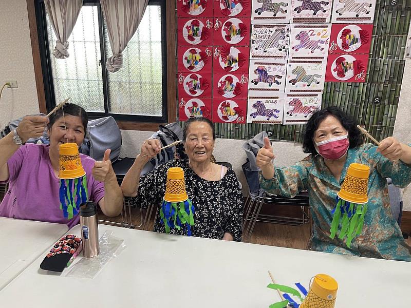 長者開心展示獨一無二的作品。