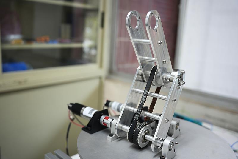 研究團隊「從零開始」，親手設計打造機器手臂，並以深度控制學理為根基來編寫底層程式，逐步打造兼具穩定性與高性能的機械手臂。