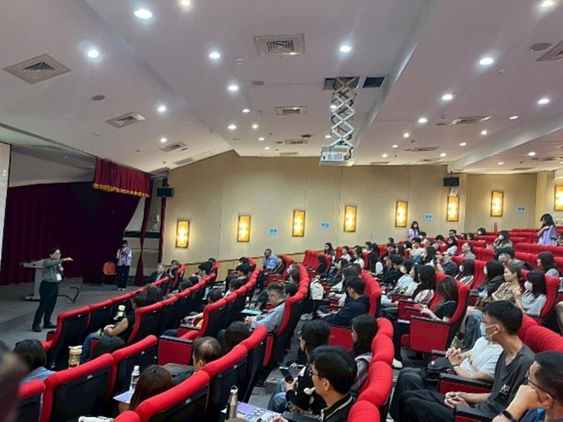 亞洲大學心理學系第二階段甄審說明會，吸引眾多高中生與家長踴躍參與。