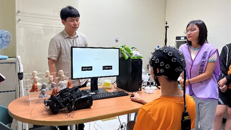 葉品陽老師(左)的神經心理學腦波EEG實驗結合語言模型分析風險決策行為。