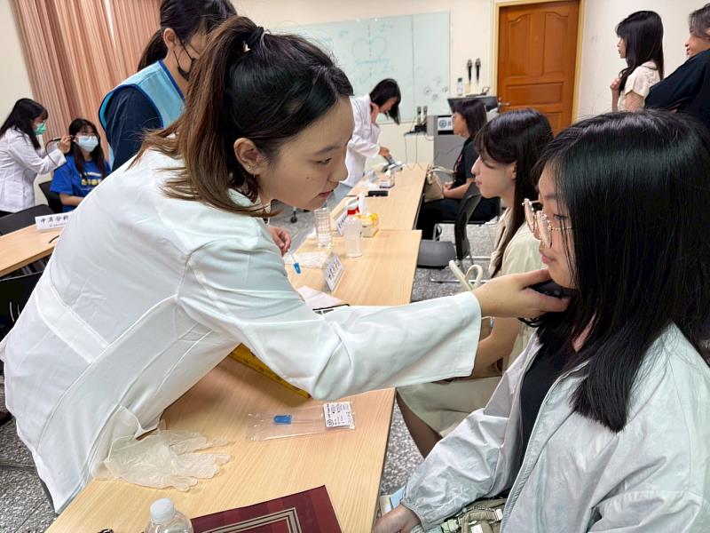 在學姊的專業指引下，考生親自感受語言治療師的臨床操作細節。