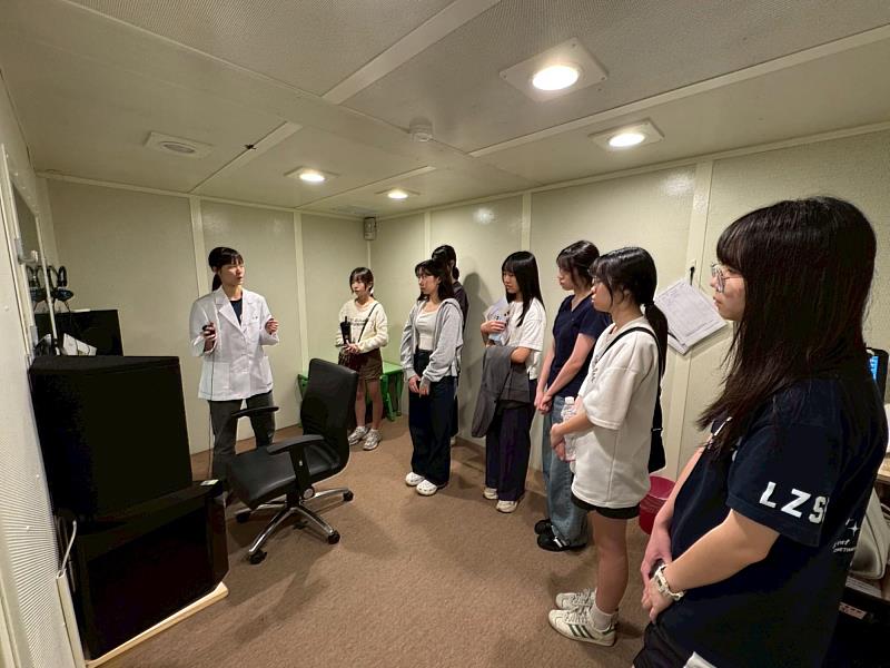 走進聽力實驗室，考生專注聆聽解密專業測聽設備與核心技術。