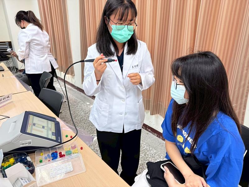 考生體驗聽力學相關儀器，解鎖聽力檢測的科學魅力。