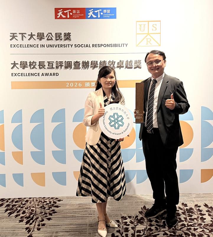 張傳育校長（右）與永續發展與社會實踐研究中心林沂品主任（左）合照。