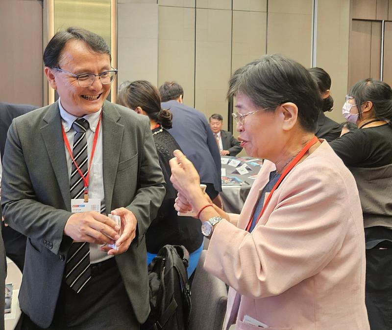 張傳育校長與獲獎學校代表互動交流。