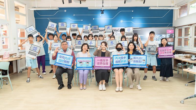 與會長官、貴賓與學生合影留念。