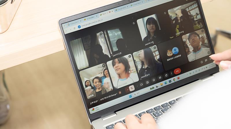 學生進行國際共學課程。