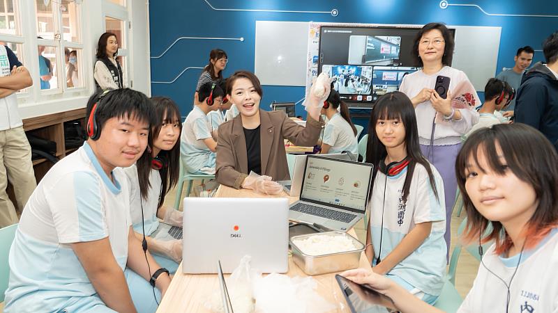 市長高虹安與學生用AI筆電和韓國姊妹校視訊，線上學習做飯糰。