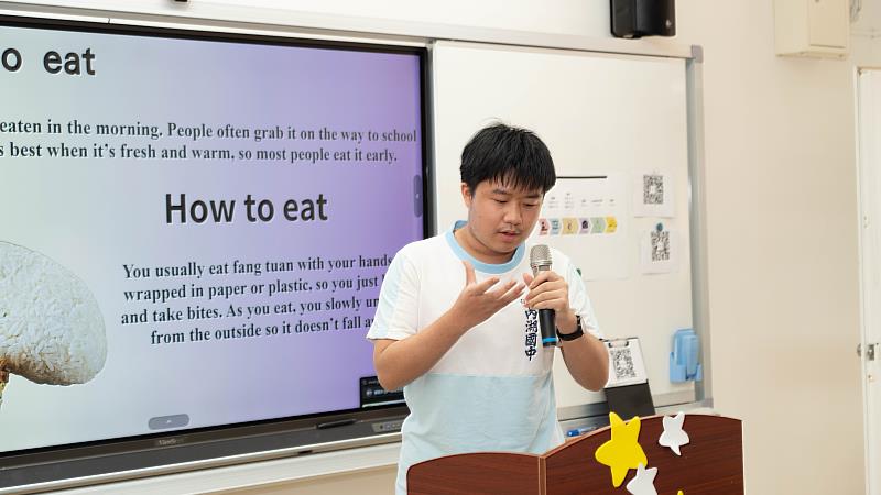 學生進行國際共學課程。