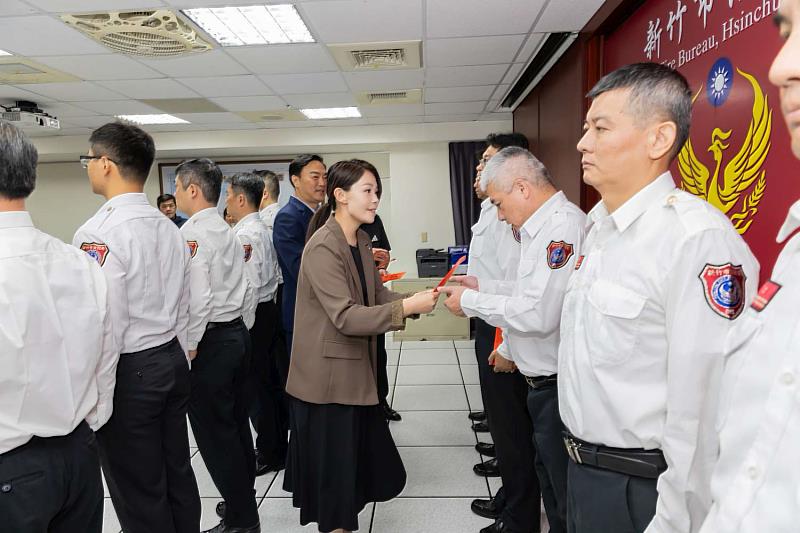 市長高虹安頒發獎勵金，慰勞消防與義消、鳳凰志工辛勞。