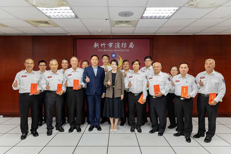 市長高虹安頒發獎勵金，慰勞消防與義消、鳳凰志工辛勞。