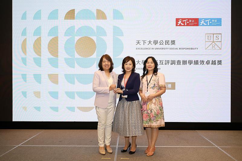 天下雜誌共同執行長吳婉瑜(左起)與淡江大學馬雨沛秘書長、林志娟稽核長會後合影。(圖/淡江大學提供)