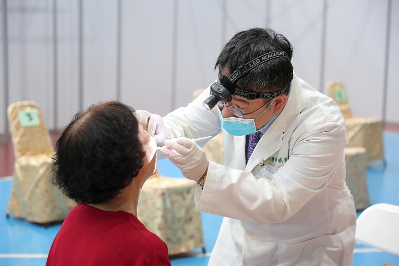 市府舉辦全台首創長者潔牙比賽  推廣各年齡層正確潔牙方式。