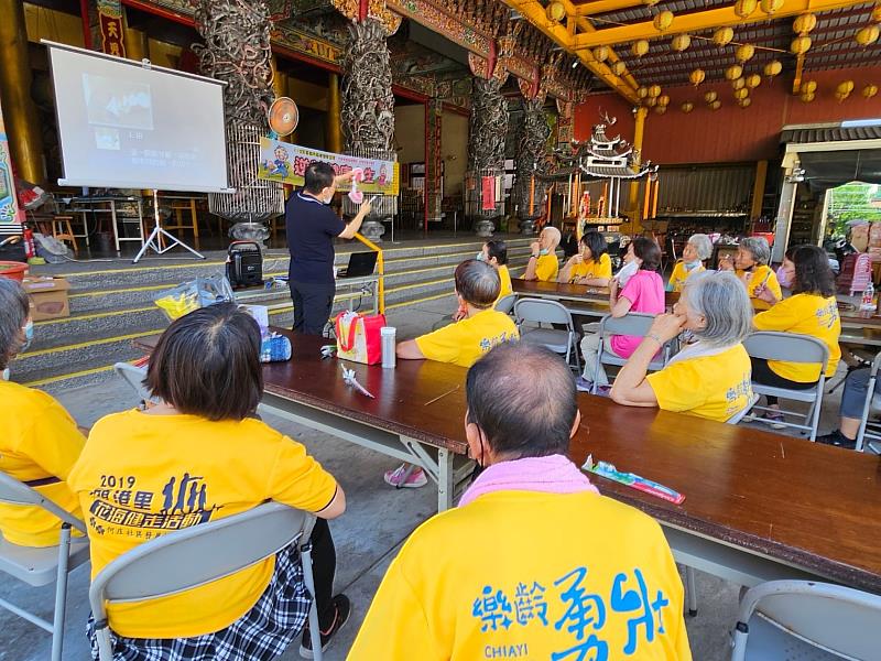 市府深入社區，教導長輩正確潔牙方式。