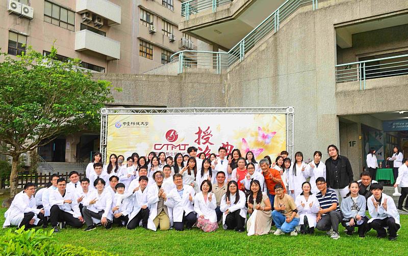 授袍典禮師長與家長合影。
