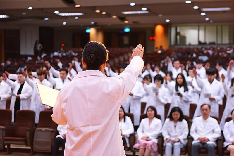 中臺科大醫檢系學生授袍宣誓。