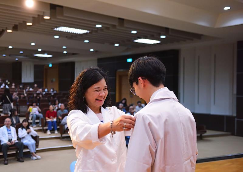 中臺科大陳錦杏校長幫實習生授袍。