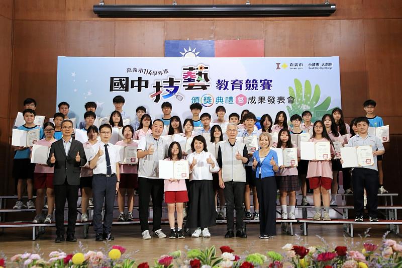 黃敏惠市長出席頒獎表揚北興國中今年獲獎學生。